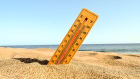 Cod Roșu de caniculă în România! Meteorologii anunță 50 de grade la soare